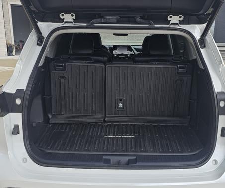 White 2022 Toyota Highlander XLE