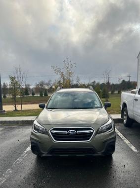 Green 2019 Subaru Outback 2.5i