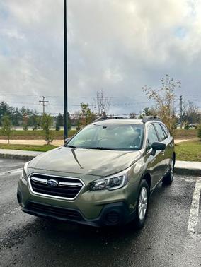 Green 2019 Subaru Outback 2.5i