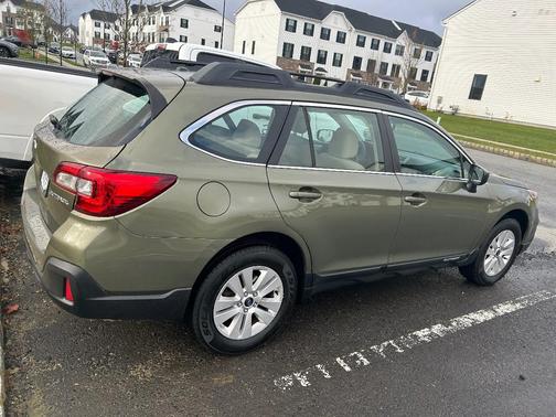 Green 2019 Subaru Outback 2.5i