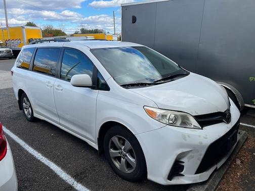 2018 Toyota Sienna LE Auto Access Seat