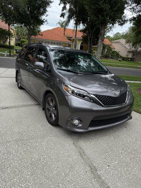 Gray 2017 Toyota Sienna SE Premium