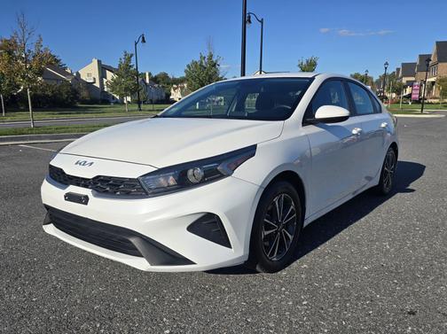 White 2024 Kia Forte LXS