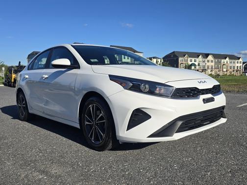 White 2024 Kia Forte LXS
