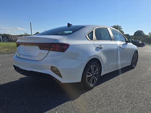 White 2024 Kia Forte LXS