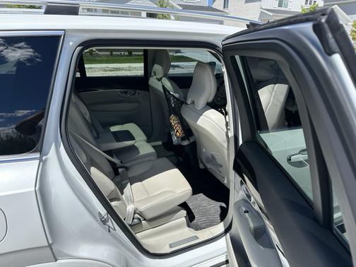 White 2019 Volvo XC90 T6 Momentum