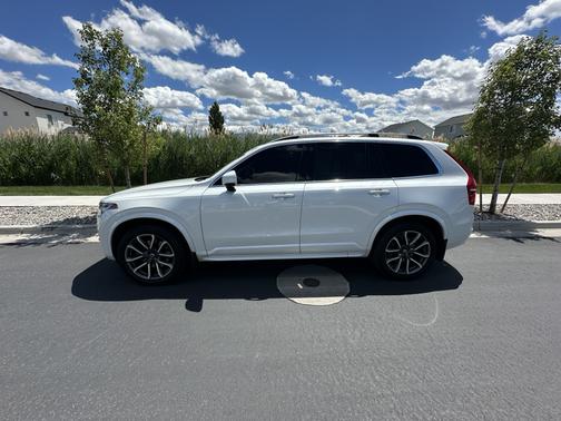 White 2019 Volvo XC90 T6 Momentum