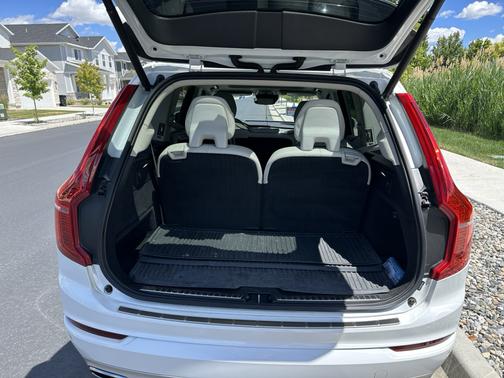 White 2019 Volvo XC90 T6 Momentum