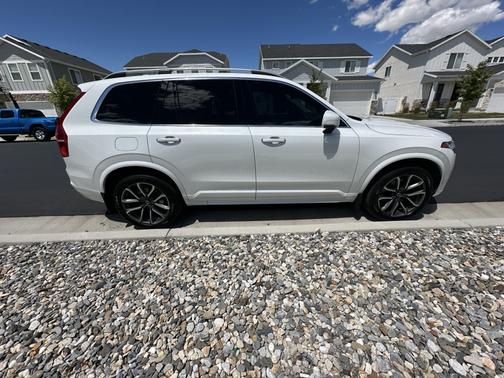 White 2019 Volvo XC90 T6 Momentum