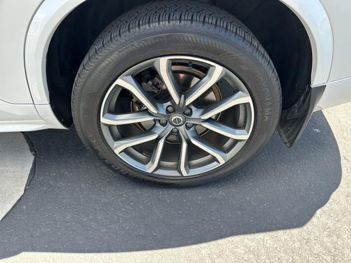 White 2019 Volvo XC90 T6 Momentum