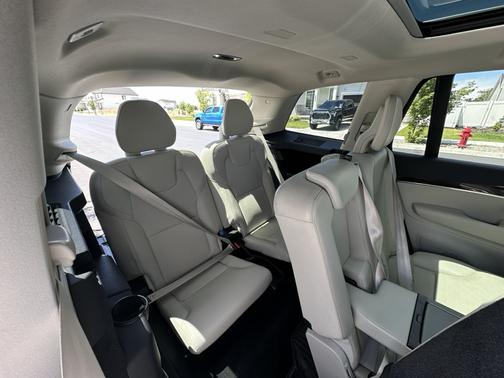 White 2019 Volvo XC90 T6 Momentum