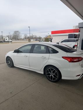 White 2015 Ford Focus SE