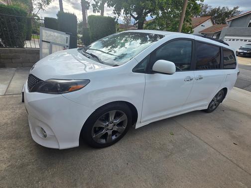White 2015 Toyota Sienna SE