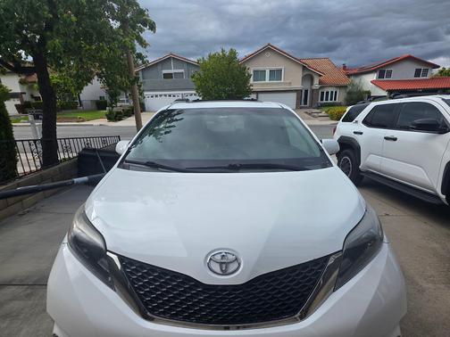 White 2015 Toyota Sienna SE