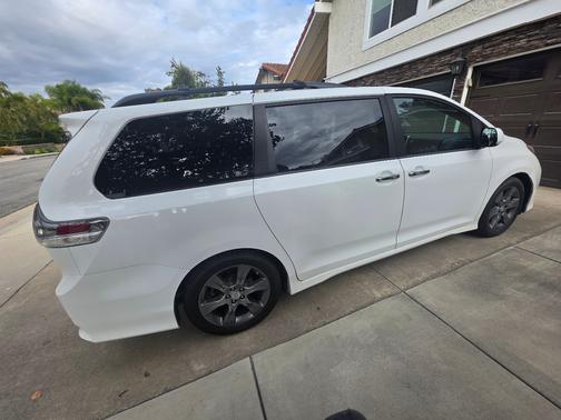 White 2015 Toyota Sienna SE