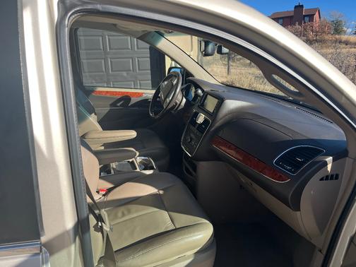 2016 Chrysler Town & Country Limited Platinum