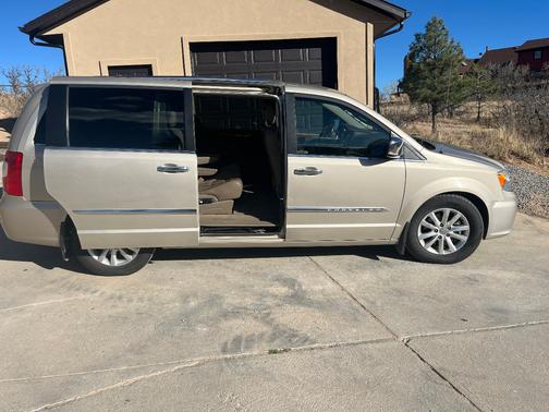 2016 Chrysler Town & Country Limited Platinum