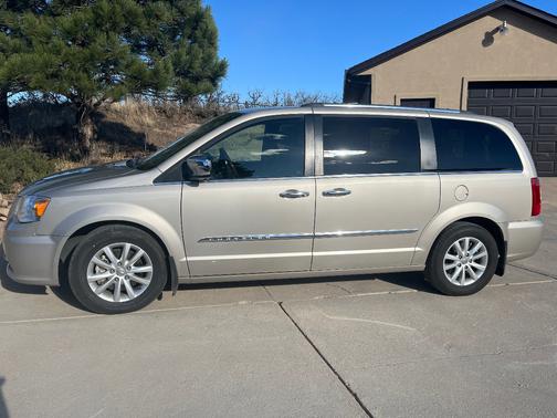 2016 Chrysler Town & Country Limited Platinum