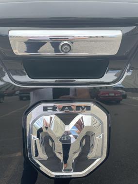 Photo 5 of 16 of 2019 RAM 1500 Laramie
