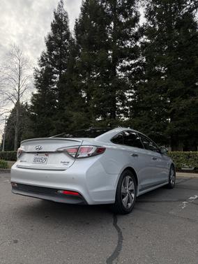 2017 Hyundai SONATA Hybrid Limited