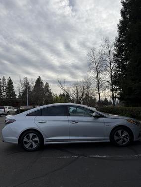 2017 Hyundai SONATA Hybrid Limited