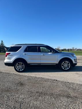 Silver 2016 Ford Explorer XLT