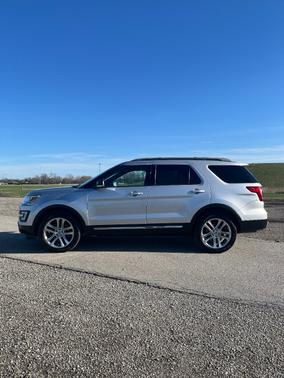 Silver 2016 Ford Explorer XLT