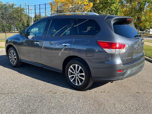 Gray 2013 Nissan Pathfinder SV