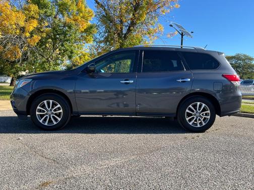 Gray 2013 Nissan Pathfinder SV
