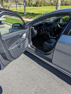 2016 Volvo V60 Cross Country T5 Platinum