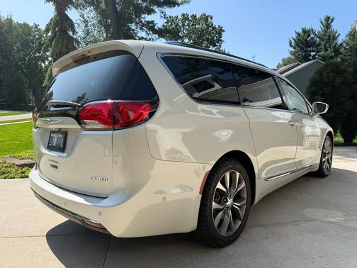 White 2019 Chrysler Pacifica Limited