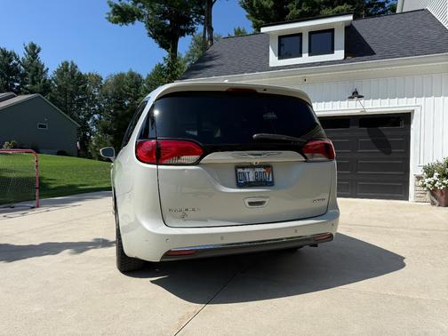White 2019 Chrysler Pacifica Limited