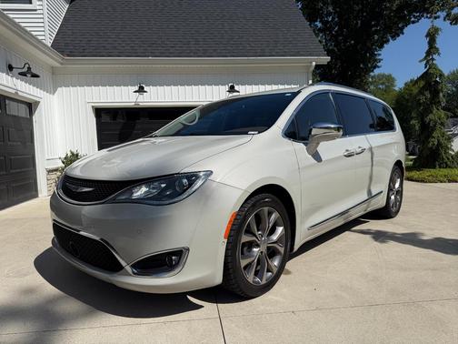 White 2019 Chrysler Pacifica Limited