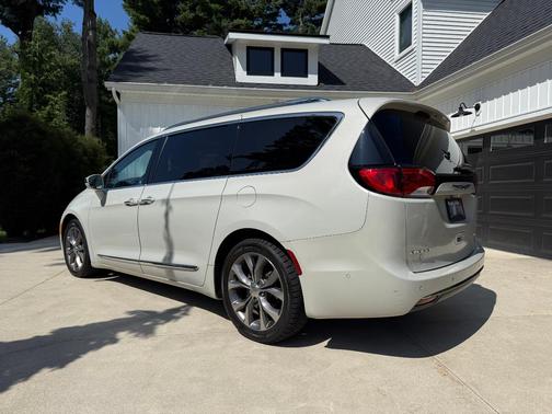 White 2019 Chrysler Pacifica Limited
