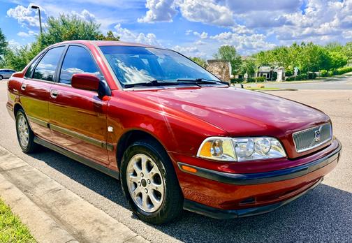 Red 2000 Volvo S40 Base