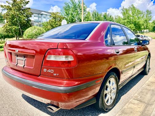 Red 2000 Volvo S40 Base