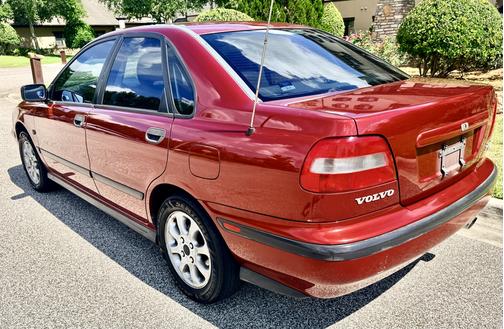 Red 2000 Volvo S40 Base