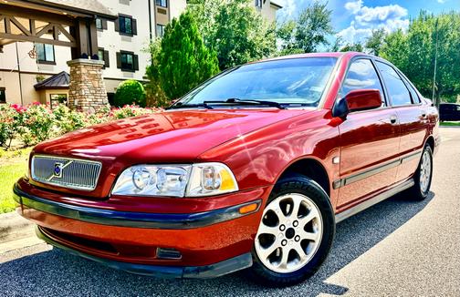 Red 2000 Volvo S40 Base