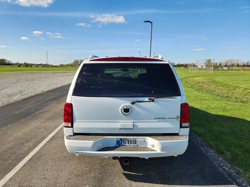 2002 Cadillac Escalade Base