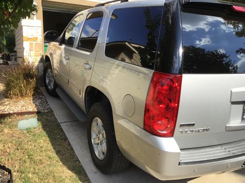 Silver 2011 GMC Yukon SLE