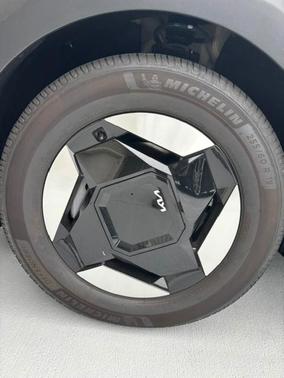 White 2024 Kia EV9 Light Long Range