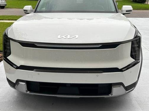 White 2024 Kia EV9 Light Long Range