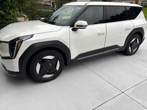 White 2024 Kia EV9 Light Long Range