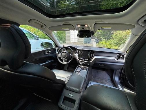 Black 2019 Volvo XC60 T5 Momentum