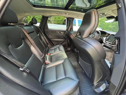 Black 2019 Volvo XC60 T5 Momentum