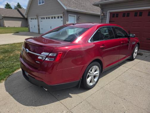 Red 2016 Ford Taurus SEL