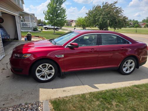 Red 2016 Ford Taurus SEL