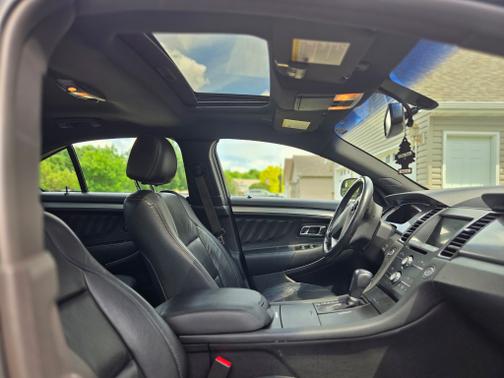 Red 2016 Ford Taurus SEL