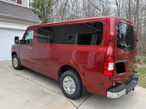 Photo 4 of 15 of 2021 Nissan NV Passenger NV3500 HD SL V8