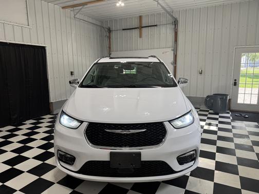 White 2021 Chrysler Pacifica Limited